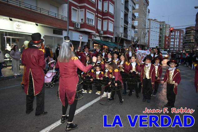 Las avenidas Prolongación y Gran Vía de Caravaca de la Cruz acogieron el Desfile de Carnaval de 2023. La creatividad, el colorido, la música y un ambiente festivo contrarrestaron las inclemencias meteorológicas. 