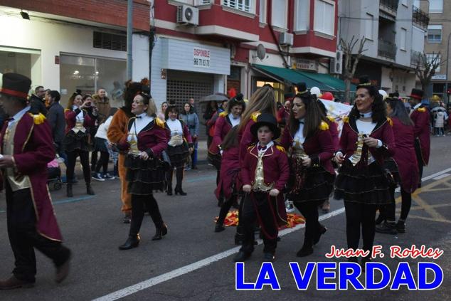 Las avenidas Prolongación y Gran Vía de Caravaca de la Cruz acogieron el Desfile de Carnaval de 2023. La creatividad, el colorido, la música y un ambiente festivo contrarrestaron las inclemencias meteorológicas. 