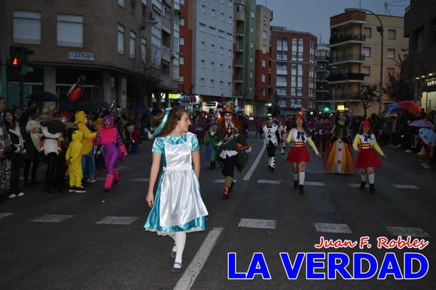 Las avenidas Prolongación y Gran Vía de Caravaca de la Cruz acogieron el Desfile de Carnaval de 2023. La creatividad, el colorido, la música y un ambiente festivo contrarrestaron las inclemencias meteorológicas. 