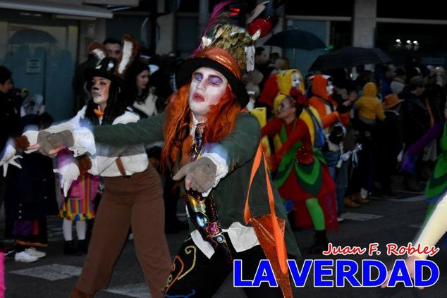 Las avenidas Prolongación y Gran Vía de Caravaca de la Cruz acogieron el Desfile de Carnaval de 2023. La creatividad, el colorido, la música y un ambiente festivo contrarrestaron las inclemencias meteorológicas. 
