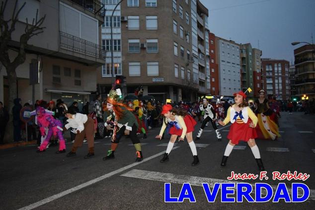 Las avenidas Prolongación y Gran Vía de Caravaca de la Cruz acogieron el Desfile de Carnaval de 2023. La creatividad, el colorido, la música y un ambiente festivo contrarrestaron las inclemencias meteorológicas. 
