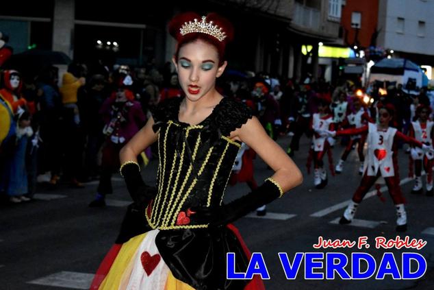 Las avenidas Prolongación y Gran Vía de Caravaca de la Cruz acogieron el Desfile de Carnaval de 2023. La creatividad, el colorido, la música y un ambiente festivo contrarrestaron las inclemencias meteorológicas. 