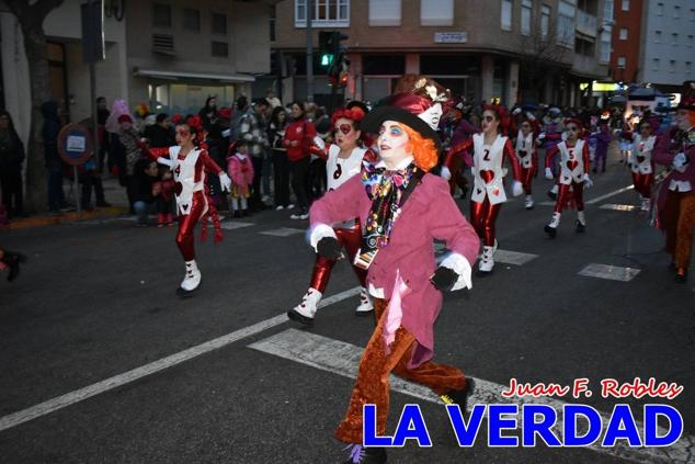 Las avenidas Prolongación y Gran Vía de Caravaca de la Cruz acogieron el Desfile de Carnaval de 2023. La creatividad, el colorido, la música y un ambiente festivo contrarrestaron las inclemencias meteorológicas. 