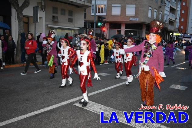 Las avenidas Prolongación y Gran Vía de Caravaca de la Cruz acogieron el Desfile de Carnaval de 2023. La creatividad, el colorido, la música y un ambiente festivo contrarrestaron las inclemencias meteorológicas. 