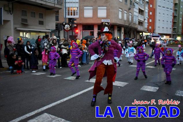 Las avenidas Prolongación y Gran Vía de Caravaca de la Cruz acogieron el Desfile de Carnaval de 2023. La creatividad, el colorido, la música y un ambiente festivo contrarrestaron las inclemencias meteorológicas. 