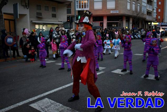 Las avenidas Prolongación y Gran Vía de Caravaca de la Cruz acogieron el Desfile de Carnaval de 2023. La creatividad, el colorido, la música y un ambiente festivo contrarrestaron las inclemencias meteorológicas. 