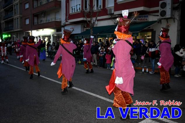 Las avenidas Prolongación y Gran Vía de Caravaca de la Cruz acogieron el Desfile de Carnaval de 2023. La creatividad, el colorido, la música y un ambiente festivo contrarrestaron las inclemencias meteorológicas. 