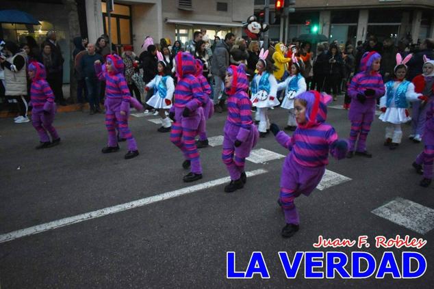 Las avenidas Prolongación y Gran Vía de Caravaca de la Cruz acogieron el Desfile de Carnaval de 2023. La creatividad, el colorido, la música y un ambiente festivo contrarrestaron las inclemencias meteorológicas. 