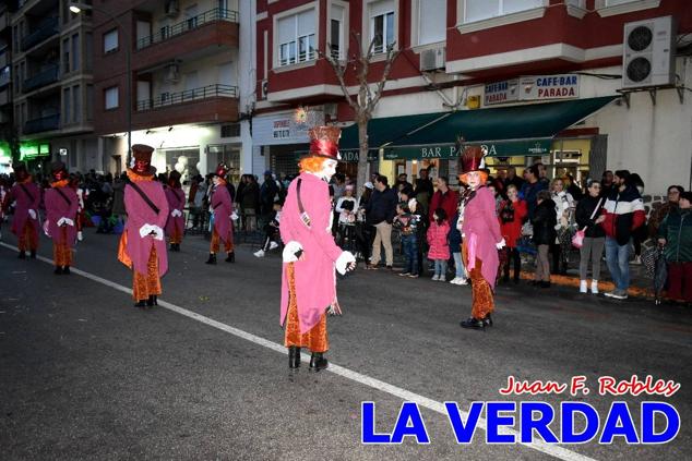 Las avenidas Prolongación y Gran Vía de Caravaca de la Cruz acogieron el Desfile de Carnaval de 2023. La creatividad, el colorido, la música y un ambiente festivo contrarrestaron las inclemencias meteorológicas. 
