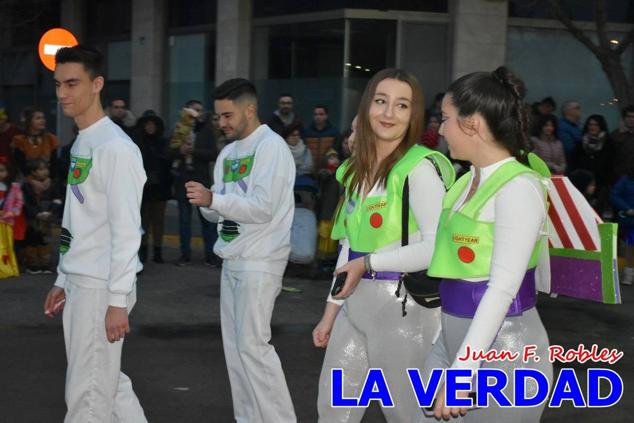 Las avenidas Prolongación y Gran Vía de Caravaca de la Cruz acogieron el Desfile de Carnaval de 2023. La creatividad, el colorido, la música y un ambiente festivo contrarrestaron las inclemencias meteorológicas. 