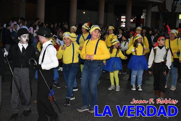 Las avenidas Prolongación y Gran Vía de Caravaca de la Cruz acogieron el Desfile de Carnaval de 2023. La creatividad, el colorido, la música y un ambiente festivo contrarrestaron las inclemencias meteorológicas. 
