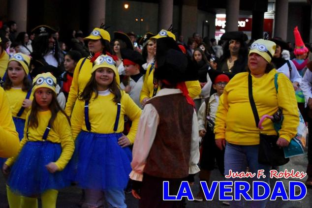 Las avenidas Prolongación y Gran Vía de Caravaca de la Cruz acogieron el Desfile de Carnaval de 2023. La creatividad, el colorido, la música y un ambiente festivo contrarrestaron las inclemencias meteorológicas. 