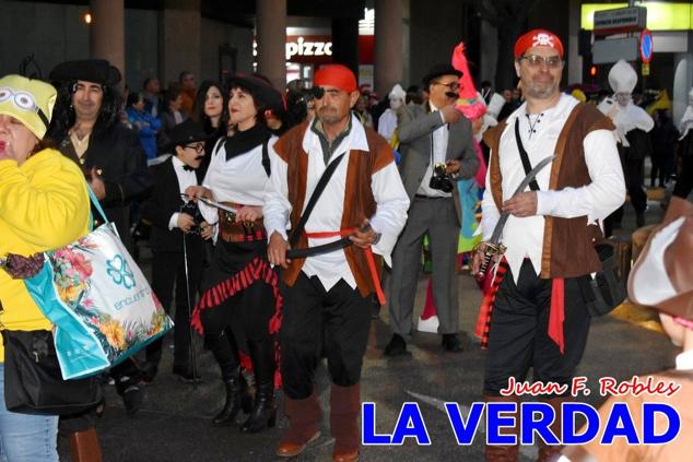 Las avenidas Prolongación y Gran Vía de Caravaca de la Cruz acogieron el Desfile de Carnaval de 2023. La creatividad, el colorido, la música y un ambiente festivo contrarrestaron las inclemencias meteorológicas. 