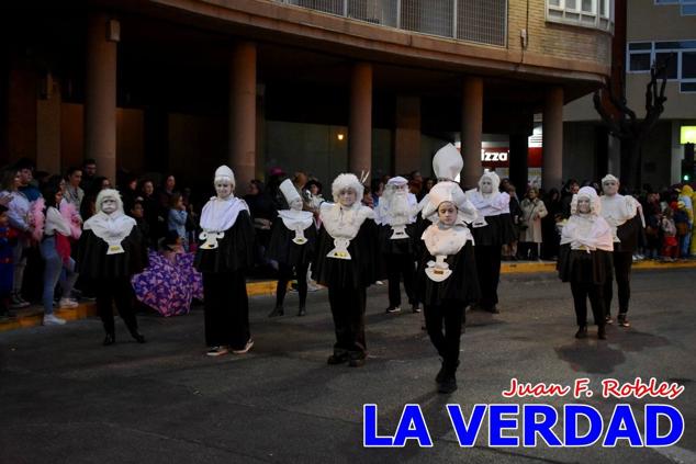 Las avenidas Prolongación y Gran Vía de Caravaca de la Cruz acogieron el Desfile de Carnaval de 2023. La creatividad, el colorido, la música y un ambiente festivo contrarrestaron las inclemencias meteorológicas. 
