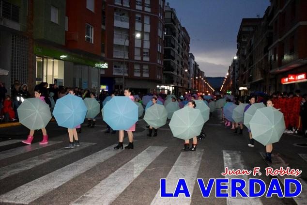 Las avenidas Prolongación y Gran Vía de Caravaca de la Cruz acogieron el Desfile de Carnaval de 2023. La creatividad, el colorido, la música y un ambiente festivo contrarrestaron las inclemencias meteorológicas. 