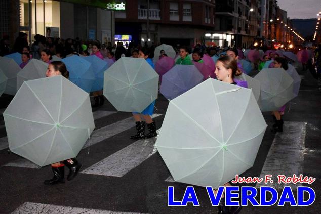 Las avenidas Prolongación y Gran Vía de Caravaca de la Cruz acogieron el Desfile de Carnaval de 2023. La creatividad, el colorido, la música y un ambiente festivo contrarrestaron las inclemencias meteorológicas. 