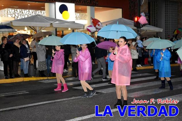 Las avenidas Prolongación y Gran Vía de Caravaca de la Cruz acogieron el Desfile de Carnaval de 2023. La creatividad, el colorido, la música y un ambiente festivo contrarrestaron las inclemencias meteorológicas. 
