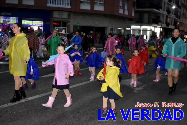 Las avenidas Prolongación y Gran Vía de Caravaca de la Cruz acogieron el Desfile de Carnaval de 2023. La creatividad, el colorido, la música y un ambiente festivo contrarrestaron las inclemencias meteorológicas. 