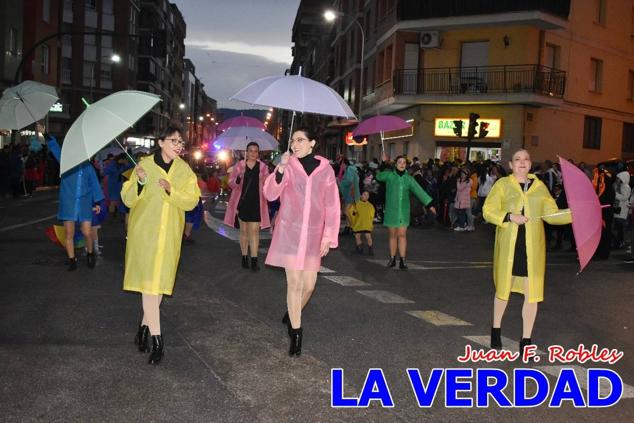 Las avenidas Prolongación y Gran Vía de Caravaca de la Cruz acogieron el Desfile de Carnaval de 2023. La creatividad, el colorido, la música y un ambiente festivo contrarrestaron las inclemencias meteorológicas. 
