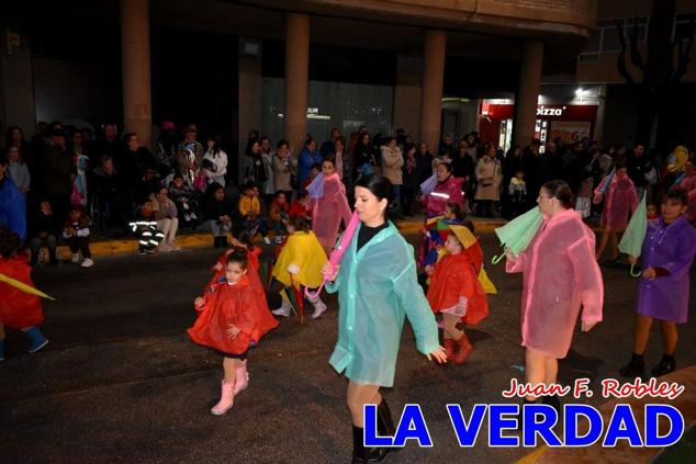 Las avenidas Prolongación y Gran Vía de Caravaca de la Cruz acogieron el Desfile de Carnaval de 2023. La creatividad, el colorido, la música y un ambiente festivo contrarrestaron las inclemencias meteorológicas. 