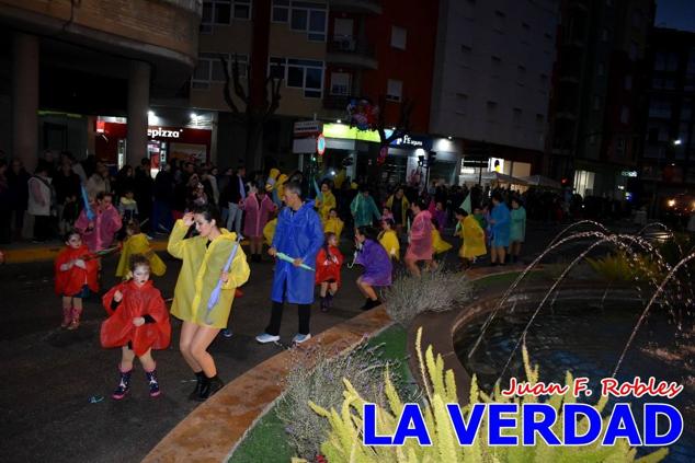 Las avenidas Prolongación y Gran Vía de Caravaca de la Cruz acogieron el Desfile de Carnaval de 2023. La creatividad, el colorido, la música y un ambiente festivo contrarrestaron las inclemencias meteorológicas. 