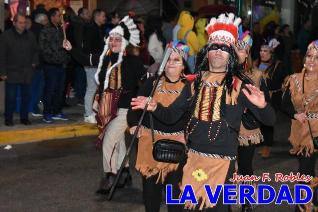 Las avenidas Prolongación y Gran Vía de Caravaca de la Cruz acogieron el Desfile de Carnaval de 2023. La creatividad, el colorido, la música y un ambiente festivo contrarrestaron las inclemencias meteorológicas. 