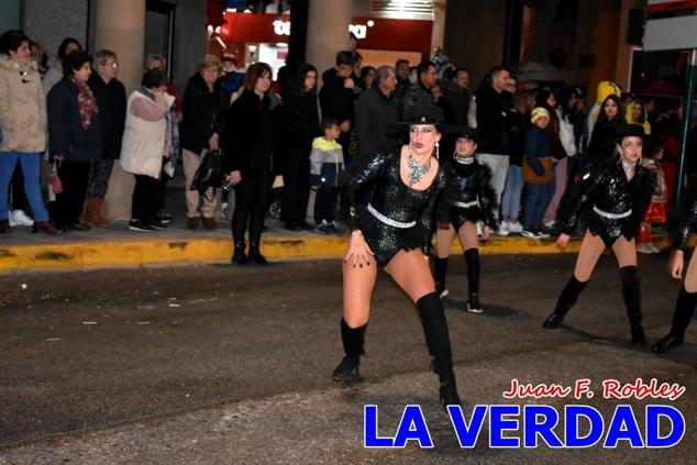 Las avenidas Prolongación y Gran Vía de Caravaca de la Cruz acogieron el Desfile de Carnaval de 2023. La creatividad, el colorido, la música y un ambiente festivo contrarrestaron las inclemencias meteorológicas. 