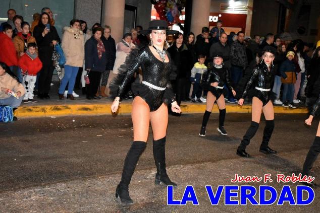 Las avenidas Prolongación y Gran Vía de Caravaca de la Cruz acogieron el Desfile de Carnaval de 2023. La creatividad, el colorido, la música y un ambiente festivo contrarrestaron las inclemencias meteorológicas. 