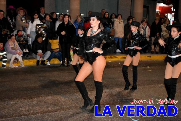 Las avenidas Prolongación y Gran Vía de Caravaca de la Cruz acogieron el Desfile de Carnaval de 2023. La creatividad, el colorido, la música y un ambiente festivo contrarrestaron las inclemencias meteorológicas. 