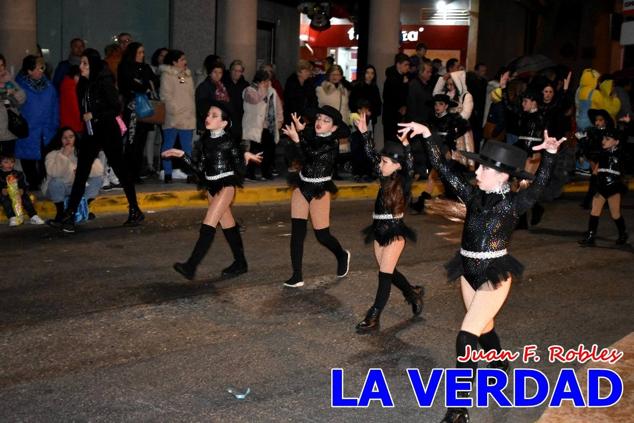 Las avenidas Prolongación y Gran Vía de Caravaca de la Cruz acogieron el Desfile de Carnaval de 2023. La creatividad, el colorido, la música y un ambiente festivo contrarrestaron las inclemencias meteorológicas. 