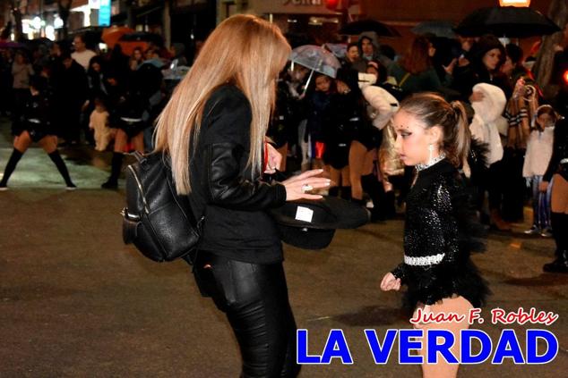 Las avenidas Prolongación y Gran Vía de Caravaca de la Cruz acogieron el Desfile de Carnaval de 2023. La creatividad, el colorido, la música y un ambiente festivo contrarrestaron las inclemencias meteorológicas. 