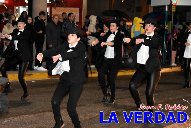 Las avenidas Prolongación y Gran Vía de Caravaca de la Cruz acogieron el Desfile de Carnaval de 2023. La creatividad, el colorido, la música y un ambiente festivo contrarrestaron las inclemencias meteorológicas. 