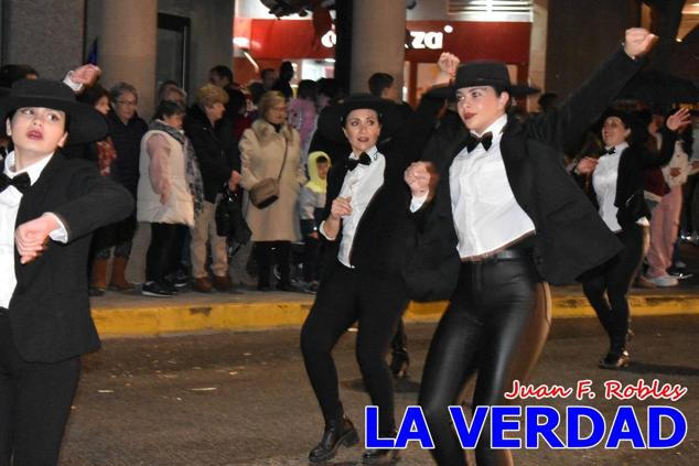 Las avenidas Prolongación y Gran Vía de Caravaca de la Cruz acogieron el Desfile de Carnaval de 2023. La creatividad, el colorido, la música y un ambiente festivo contrarrestaron las inclemencias meteorológicas. 