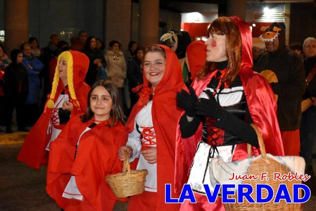 Las avenidas Prolongación y Gran Vía de Caravaca de la Cruz acogieron el Desfile de Carnaval de 2023. La creatividad, el colorido, la música y un ambiente festivo contrarrestaron las inclemencias meteorológicas. 