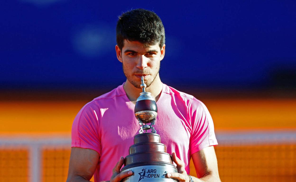 Carlos Alcaraz bebe mate de la copa de campeón, tras ganar ayer el ATP 250 de Buenos Aires.