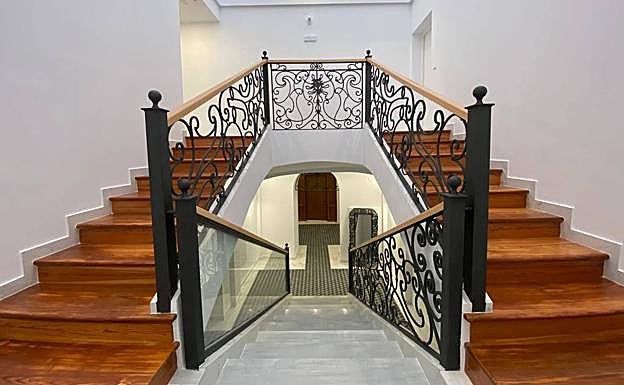 Vestíbulo de la casa Cachá, en la calle Juan de Toledo de Lorca, en la que se ha recuperado la gran escalera