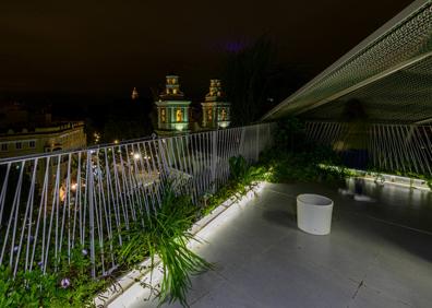 Imagen secundaria 1 - Templete que corona la Casa Cerdá, en la plaza de Santo Domingo (Murcia), vistas de la iglesia del Carmen desde la terraza del edificio Baltasar (Murcia), y unos operarios, durante las labores de restauración de la fachada de la Casa de los Jarrones (Murcia)