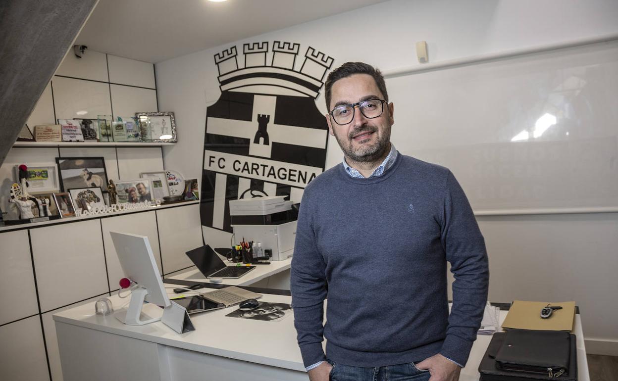 El presidente del Cartagena, Paco Belmonte, en su despacho en el estadio Cartagonova. 