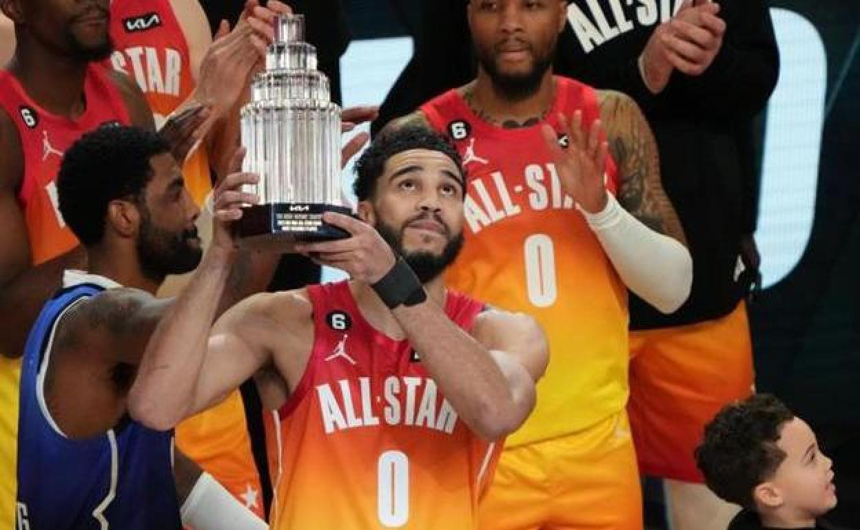 Jayson Tatum, con el trofeo Kobe Bryant tras ser nombrado MVP del All Star.