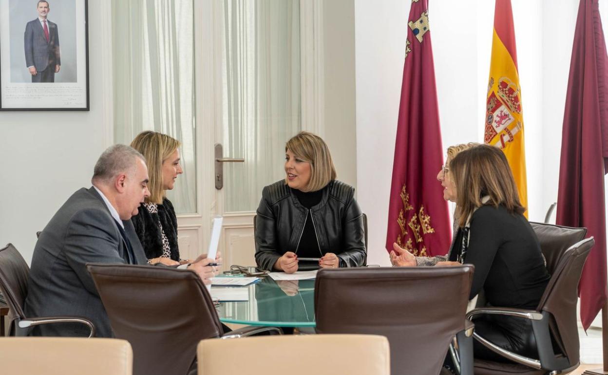 Noelia Arroyo durante la reunión que mantuvo el pasado viernes con lConcepción Ruiz.