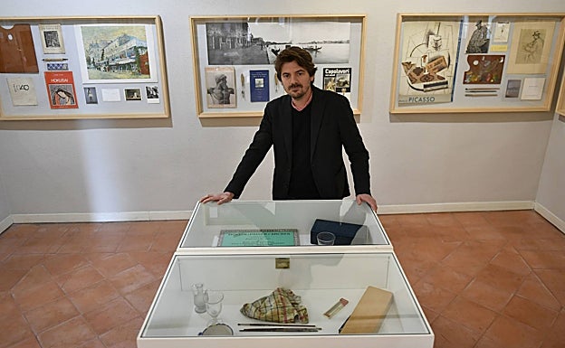 Imagen principal - El director del Museo Gaya, Rafael Fuster, en la sala dedicada al 'Gabinete de curiosidades'. 