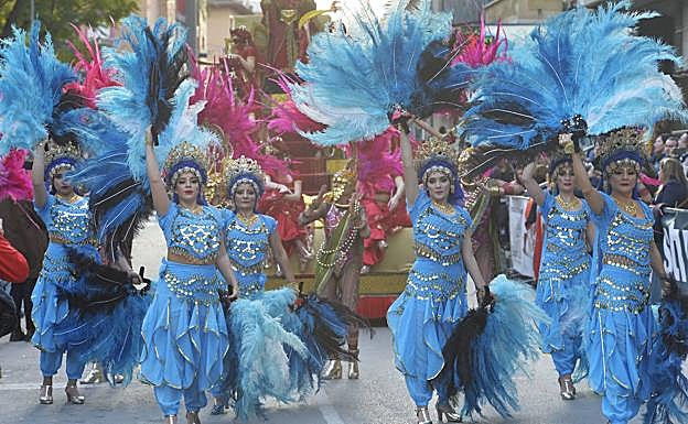 Galería. Varias integrantes de una comparsa lucen sus coloridos atuendos con plumas durante el tercer desfile. 