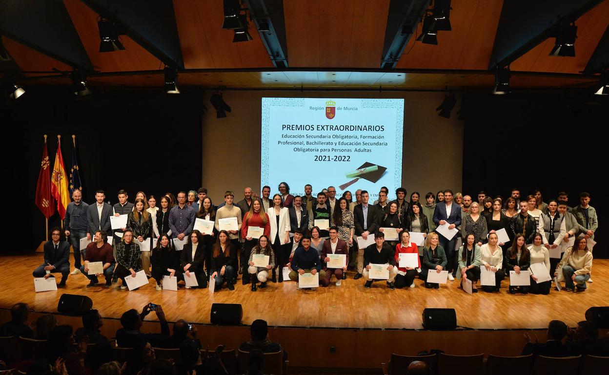 Un total de 73 estudiantes de la Región recibien, en un acto celebrado en el Auditorio Víctor Villegas, sus premios extraordinarios.