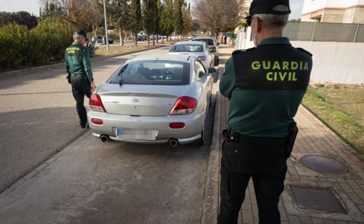 Coche del secuestrador, abandonado junto al colegio. 