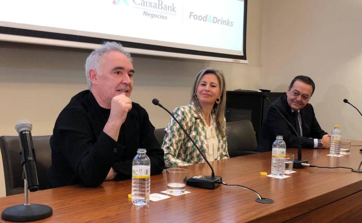 Ferran Adrià (i), junto a la directora territorial de CaixaBank en la Región de Murcia, Olga García (c), en la inaguración del 'Curso Intensivo de Gestión en Restauración' en el Casino de Murcia, este martes.