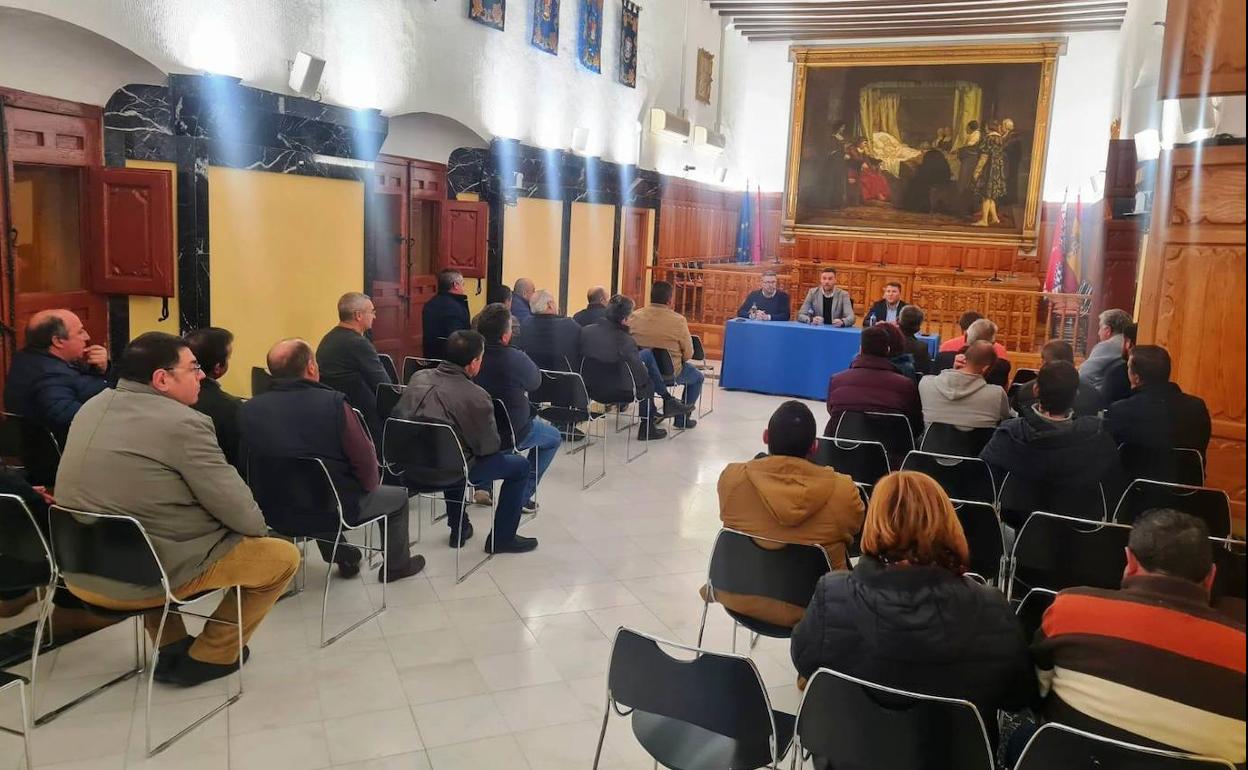 La reunión con los ganaderos ha tenido lugar en el Salón de Plenos del Ayuntamiento de Caravaca. 