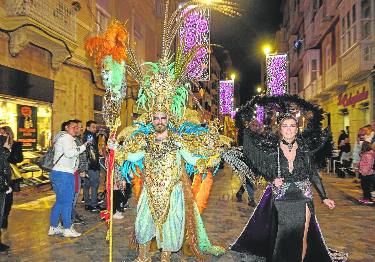 Don Carnal y Doña Curaresma, durante el desfile por la ciudad previo a la despedida en el puerto. 