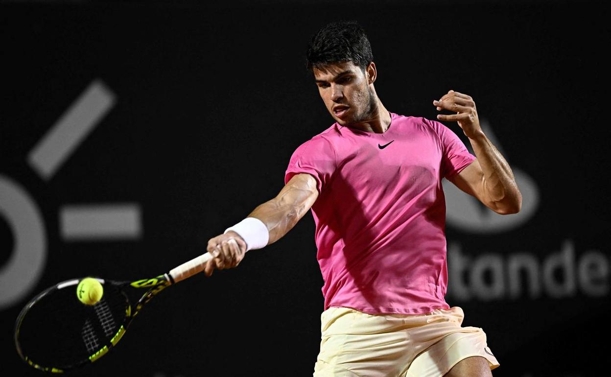 Carlos Alcaraz durante el partido ante Mateus Alves ayer en Río de Janeiro. 