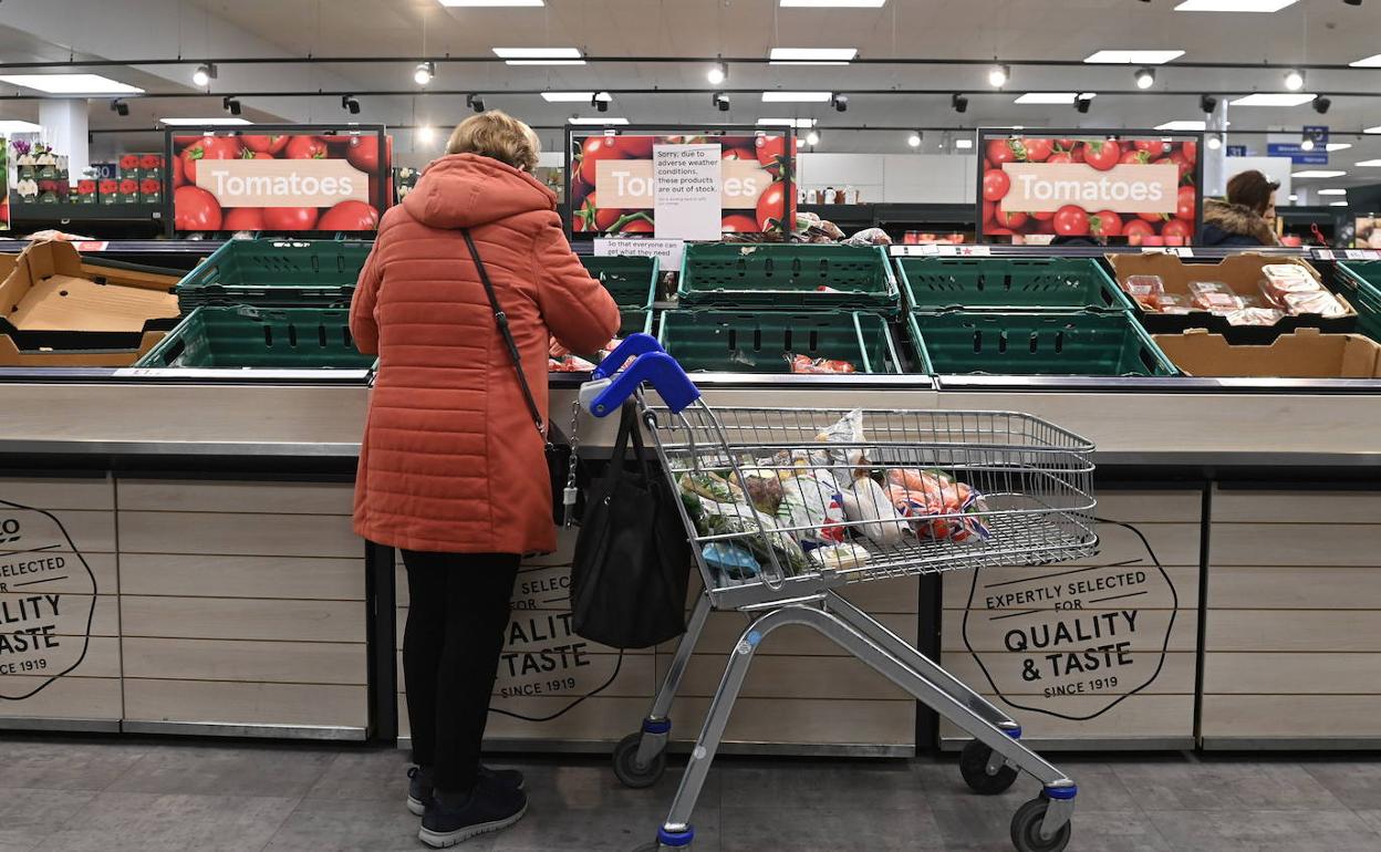 Una mujer compra uno de los escasos productos hortofrutícolas en un supermercado de Reino Unido. 