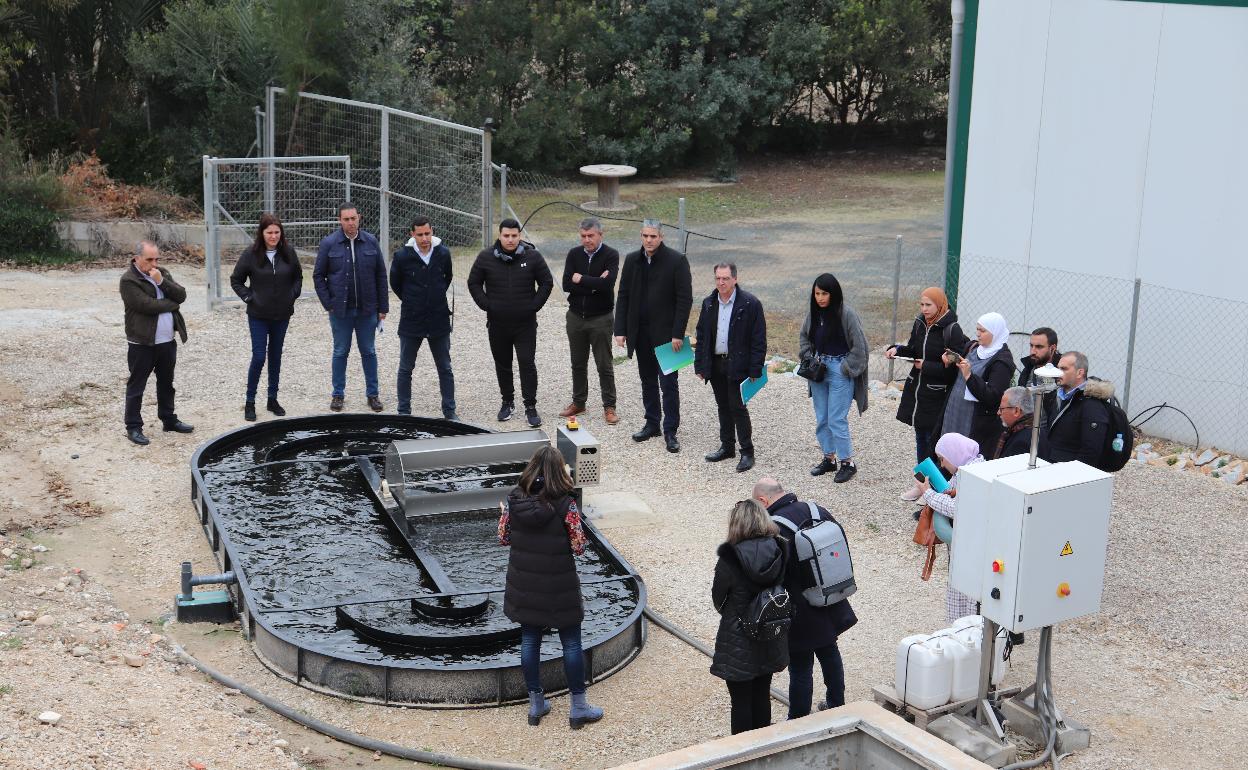Representantes de Grecia, Líbano, Túnez y Malta durante la visita a la Edar de Blanca, esta semana.